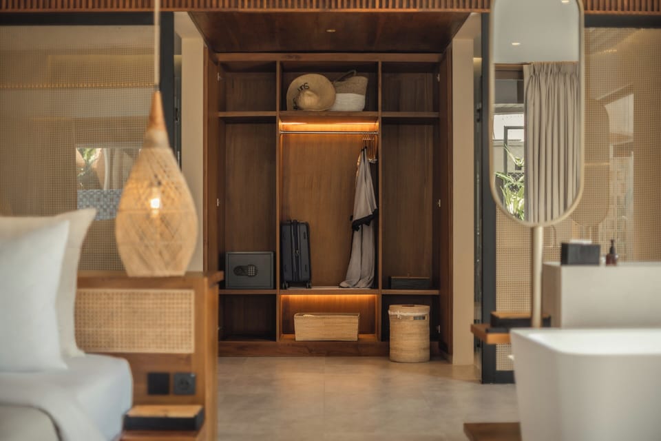 Grand Suite Room with Lagoon Access | Premium bedding, minibar, free WiFi, bed sheets