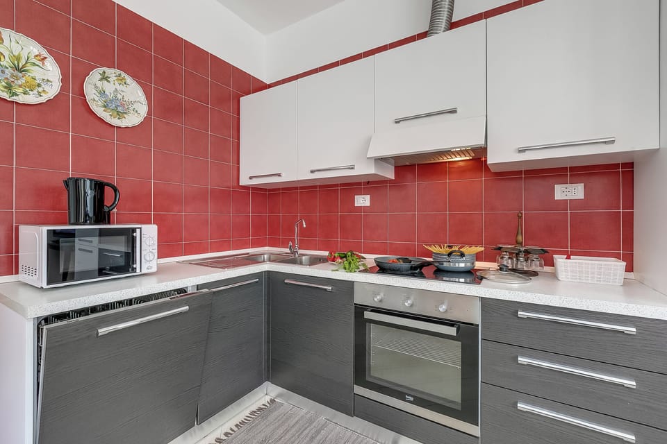Family Apartment, Multiple Bedrooms, Beachside (Casa Adelina Garden Stresa Center) | Private kitchen | Fridge, microwave, oven, stovetop