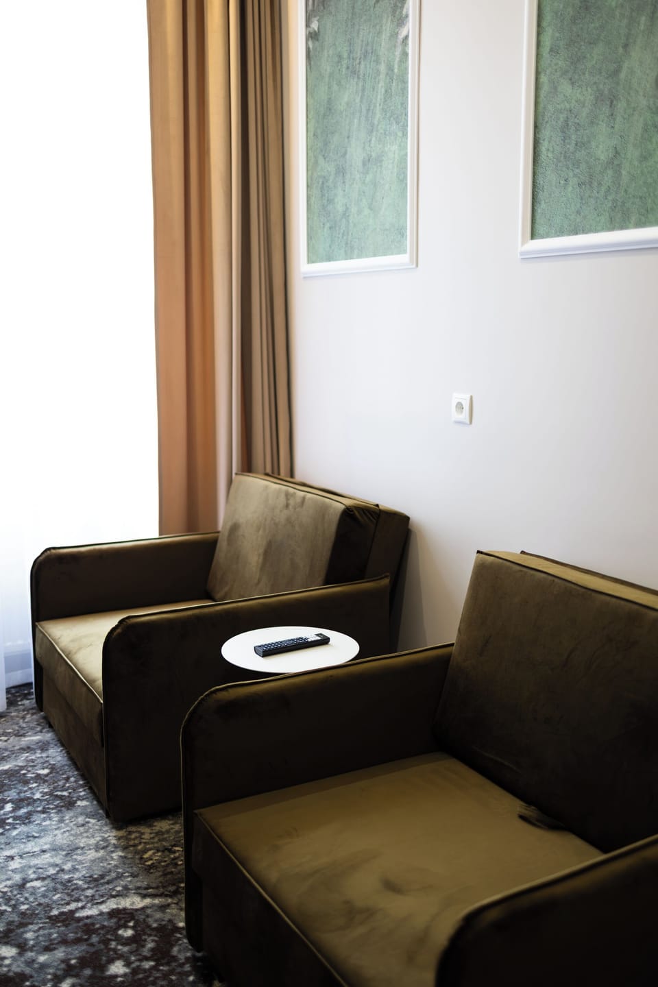 Suite | In-room safe, desk, laptop workspace, blackout drapes
