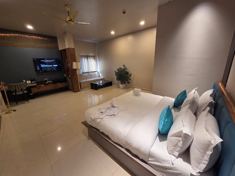 Executive Room | Desk, laptop workspace, WiFi (free)