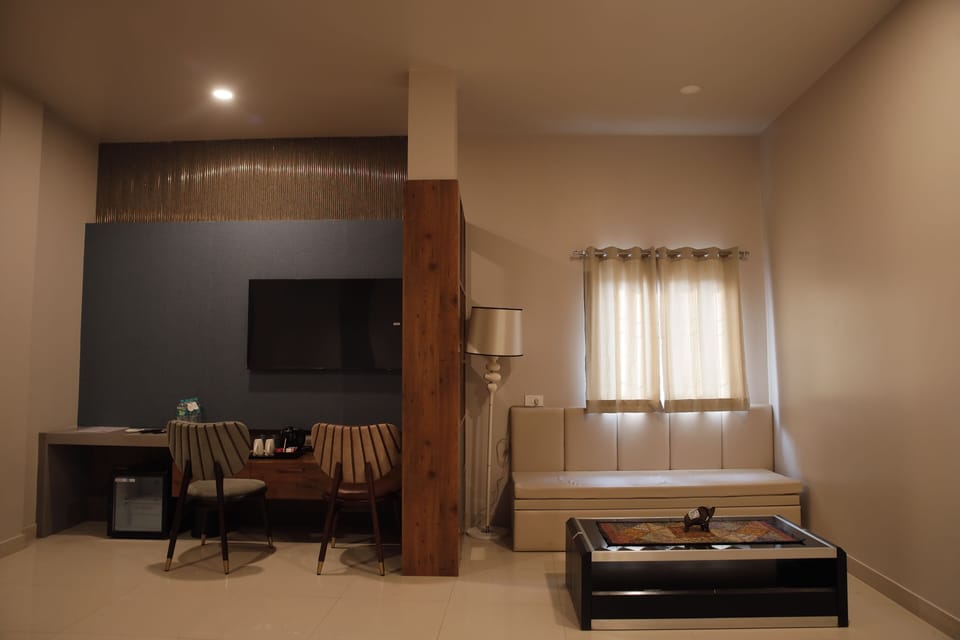 Deluxe Double Room, City View | Living area