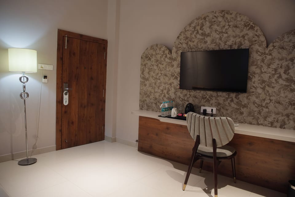 Deluxe Double Room, City View | Interior