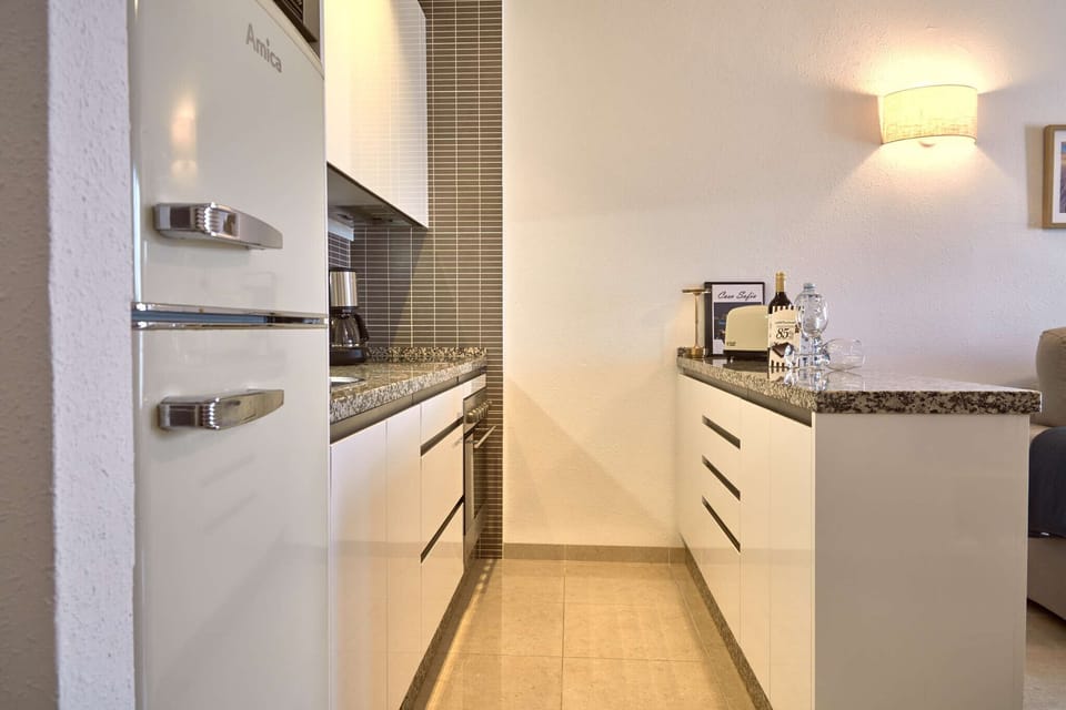Microwave, dishwasher, coffee/tea maker, cookware/dishes/utensils
