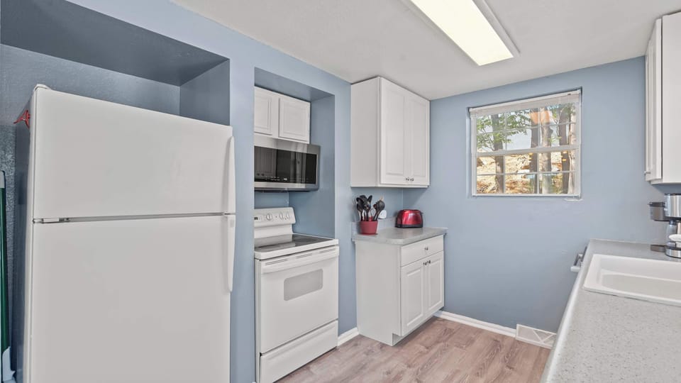 House, Multiple Beds, Hot Tub (Wake & Walk Retreat) | Private kitchen