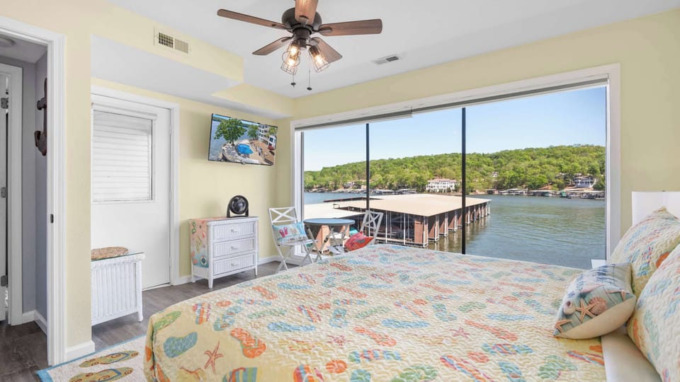 Reel Relaxation Waterfront Apartment in Lake of the Ozarks
