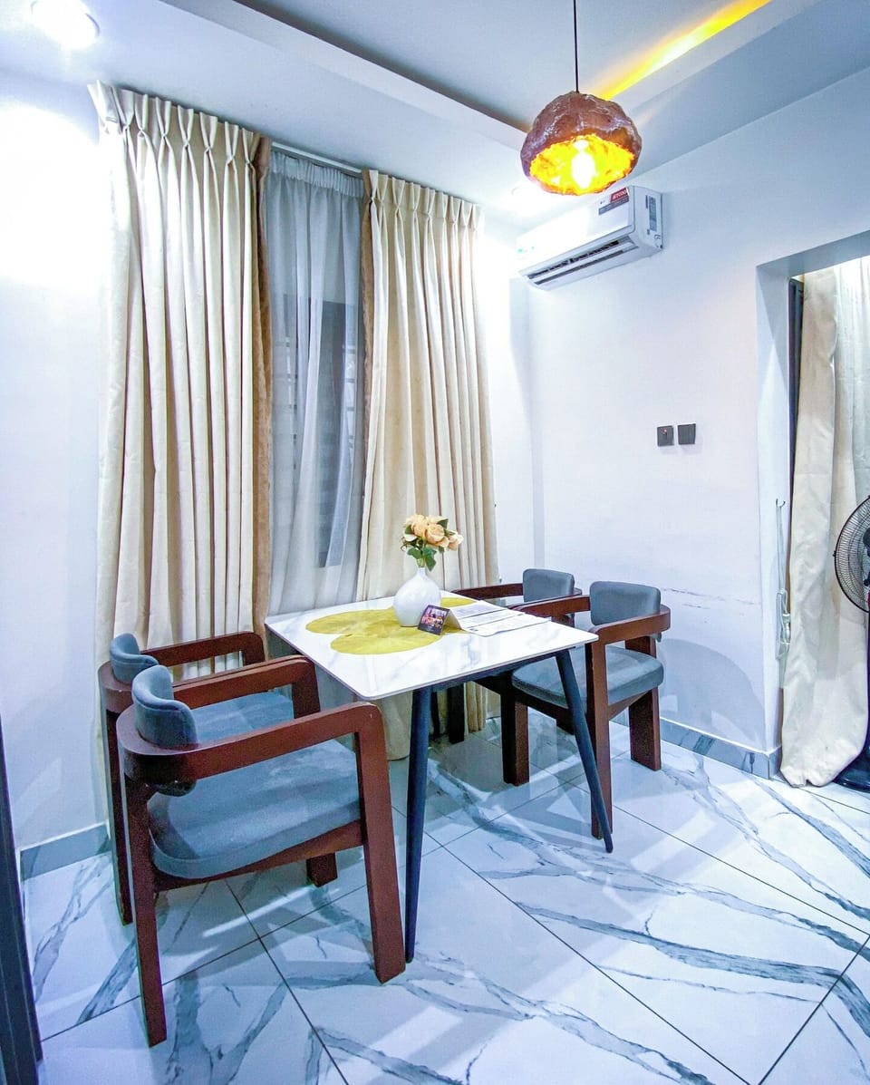 Deluxe Apartment, Balcony, Lake View | Dining