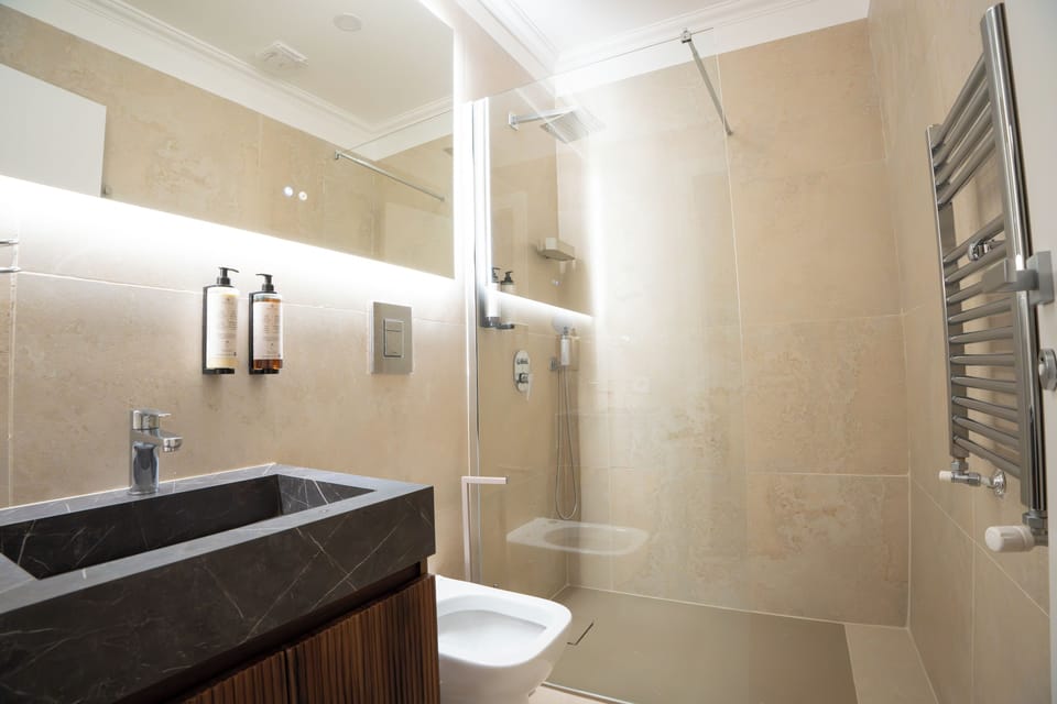 Classic Double Room | Bathroom | Hair dryer, towels, soap, shampoo