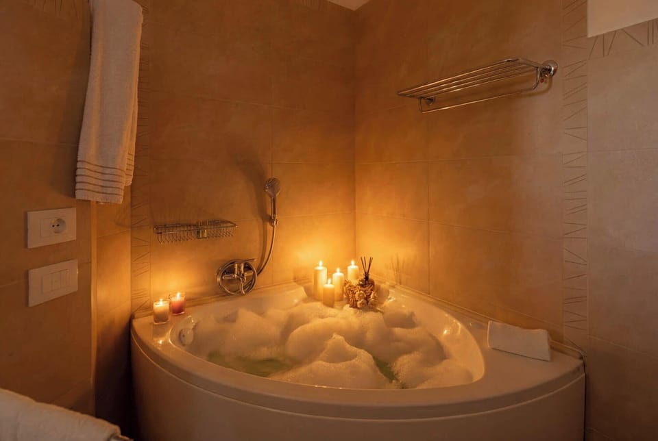 Junior Double Room, City View | Bathroom | Bathtub, hair dryer, bidet, towels