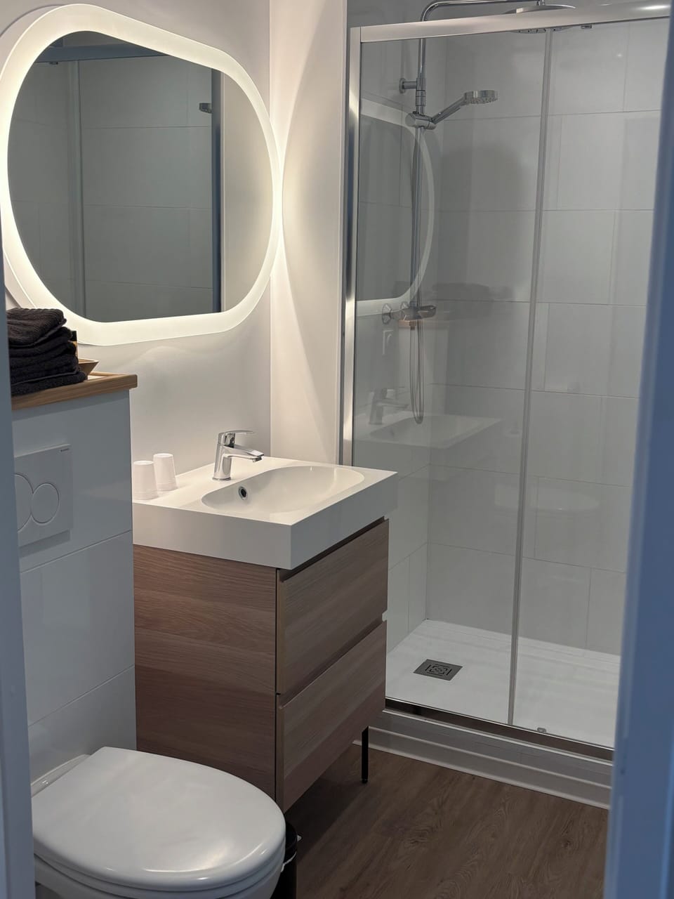 Superior Twin Room | Bathroom | Shower, towels, soap, shampoo