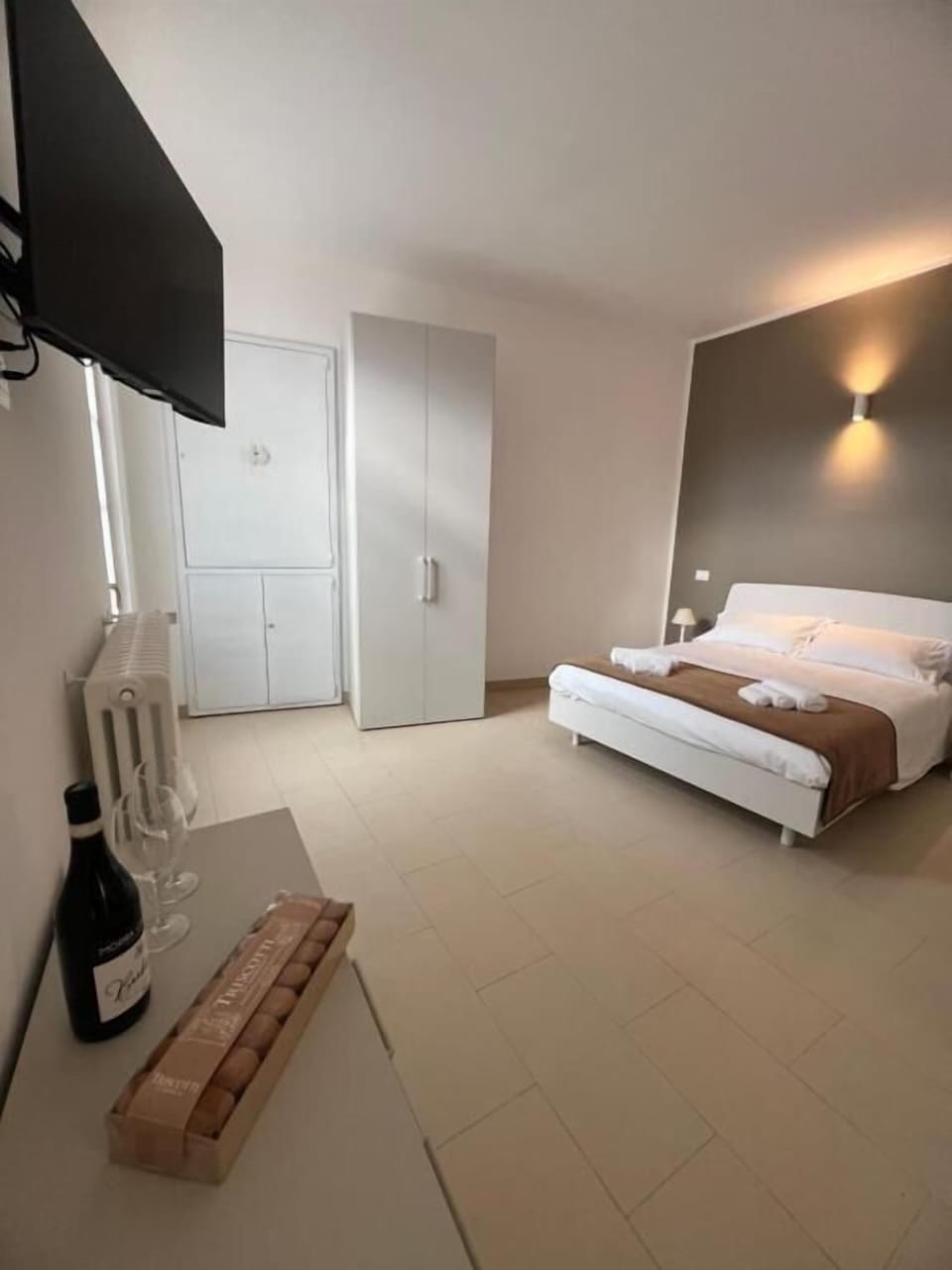 Standard Apartment, Non Smoking | Hypo-allergenic bedding available, down comforters, in-room safe, desk