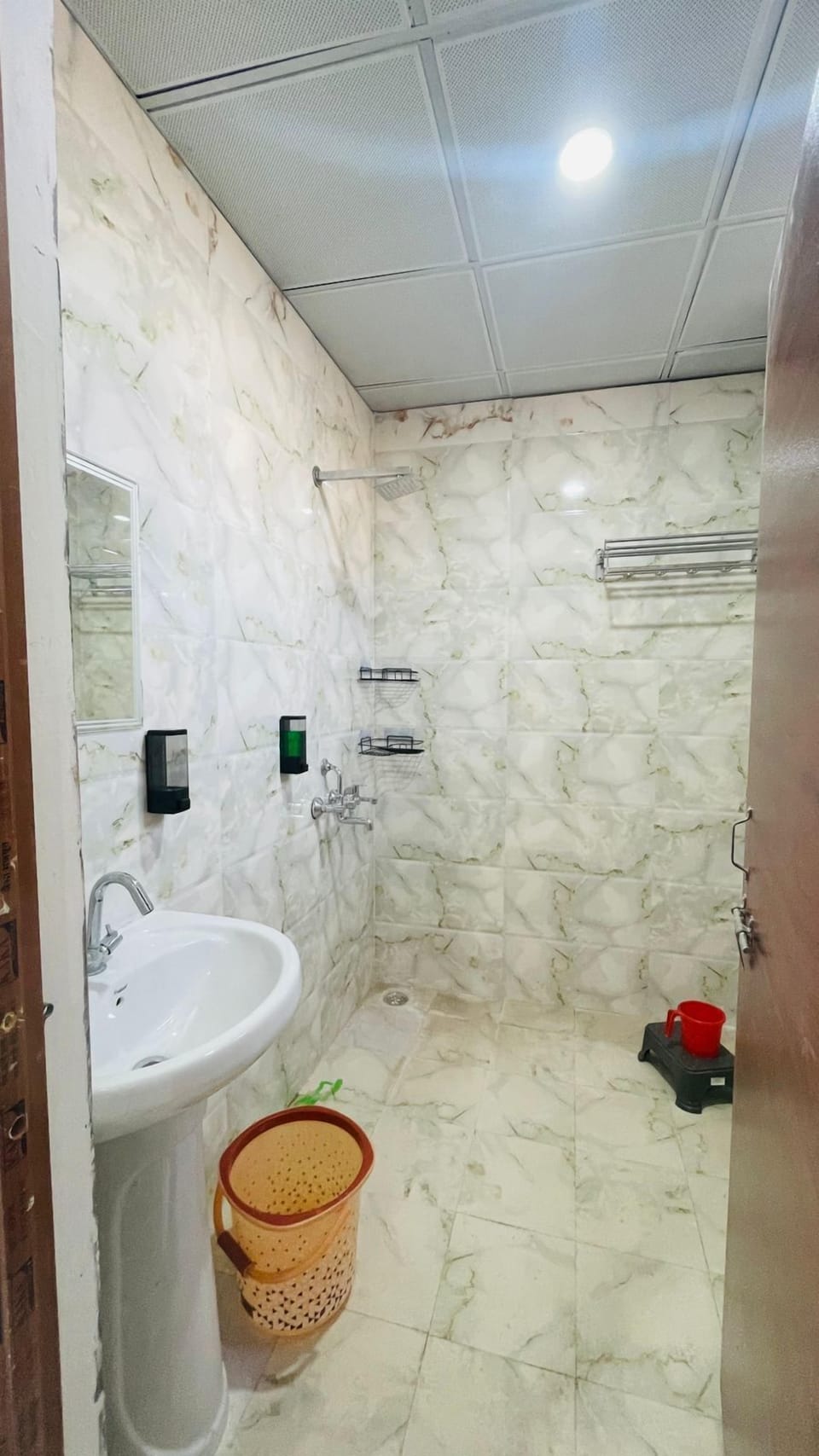 Classic Suite | Bathroom | Combined shower/tub, free toiletries, slippers, towels