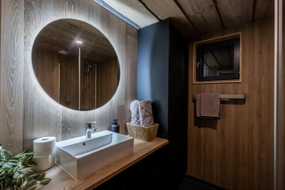 Superior Chalet, Lake View | Bathroom | Shower, hair dryer, towels, soap