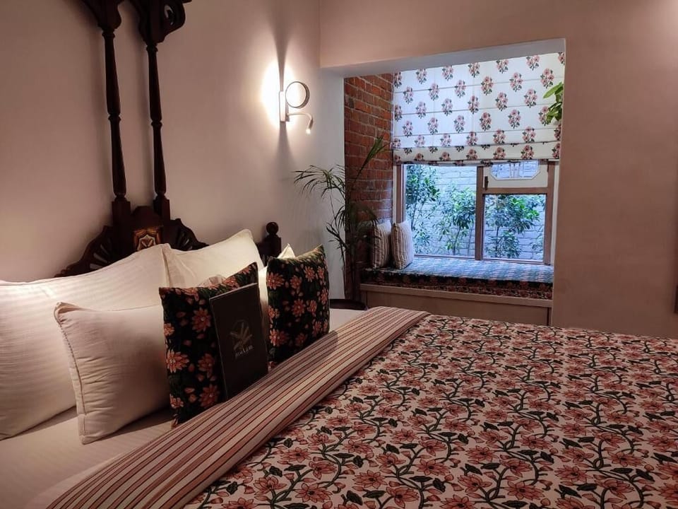Deluxe Double Room, Garden View | Desk, laptop workspace, soundproofing, iron/ironing board