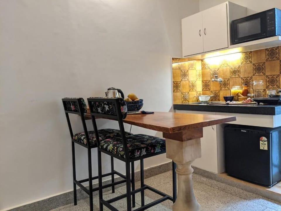 Suite, Courtyard View | Dining