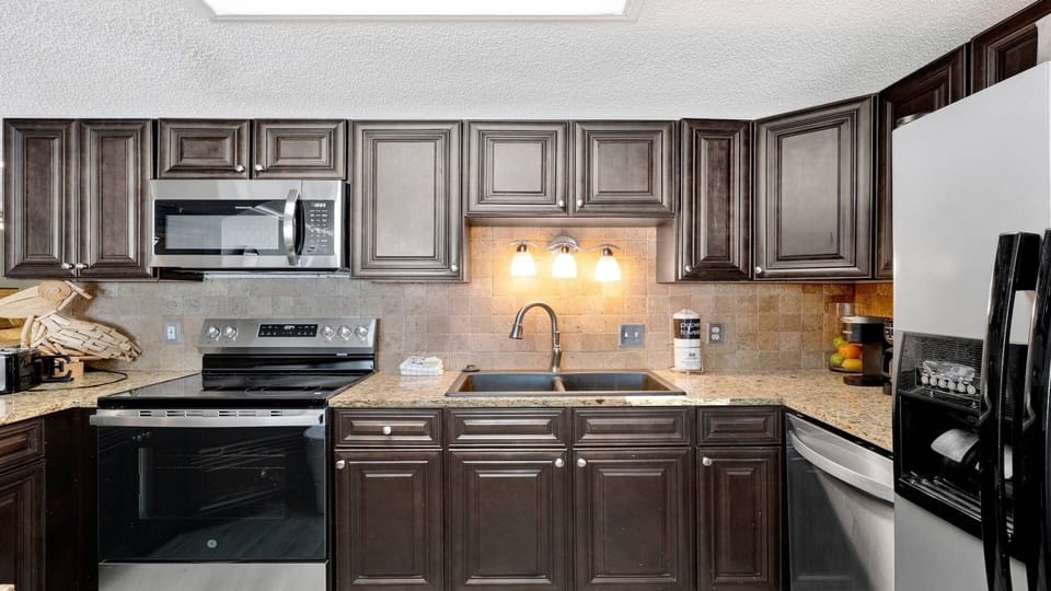 Condo, 3 Bedrooms | Private kitchen | Coffee/tea maker, fridge, oven