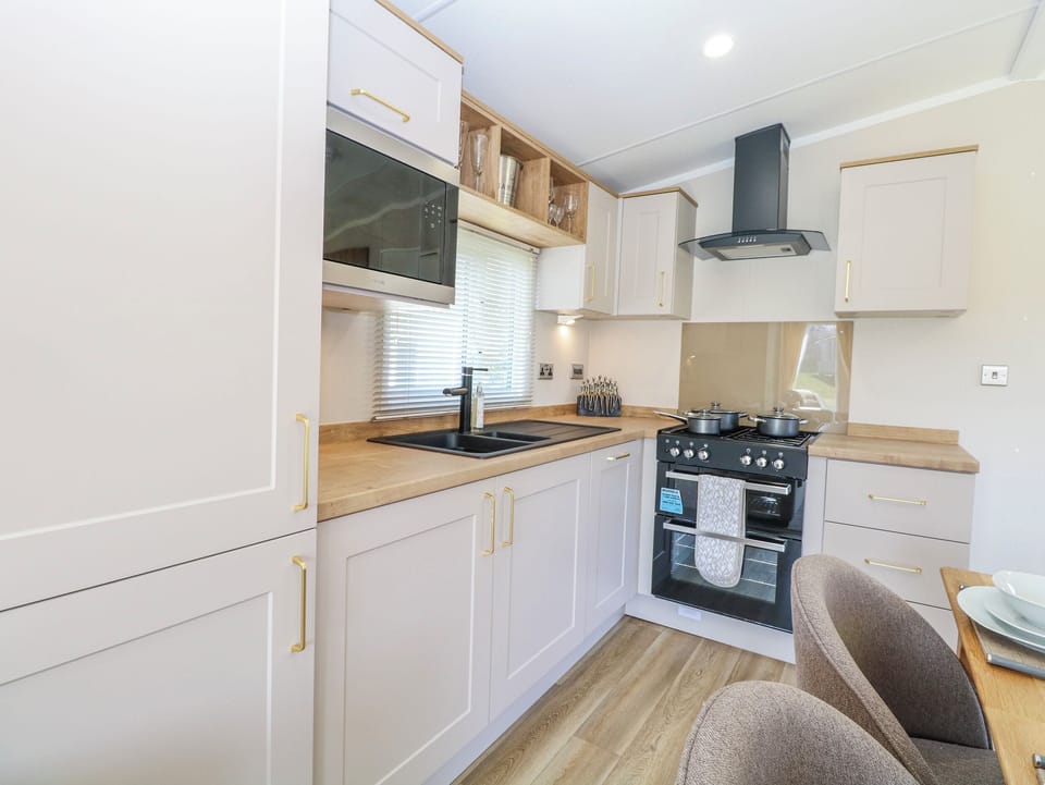 Cottage | Private kitchen | Dishwasher, cookware/dishes/utensils