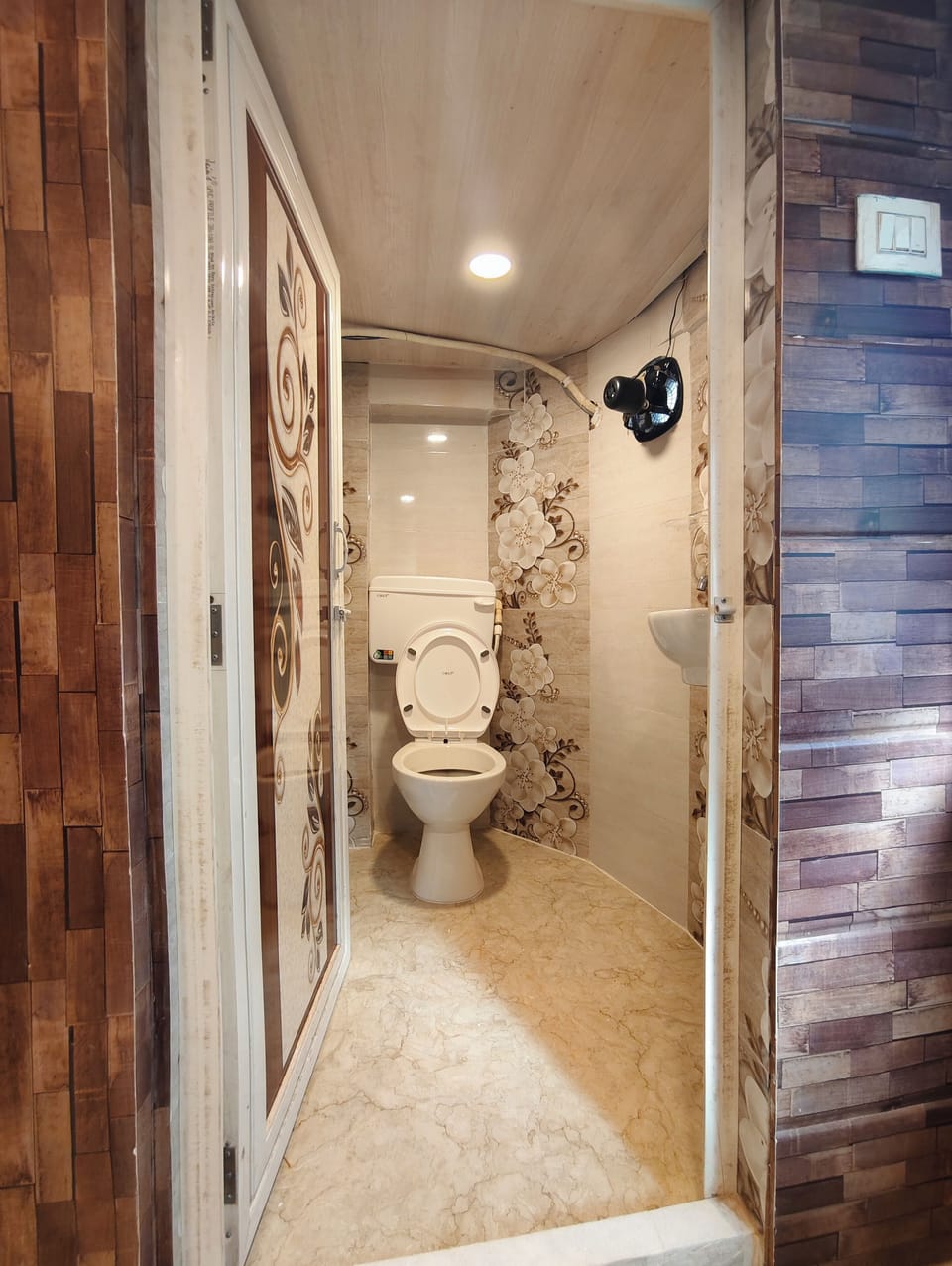 Classic Double or Twin Room, Air conditioning | Bathroom | Free toiletries, towels, soap, shampoo