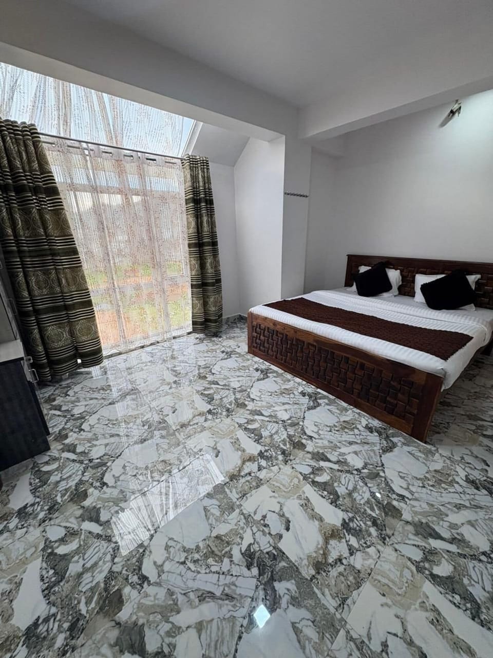 Luxury Cabin, City View | Desk, free WiFi