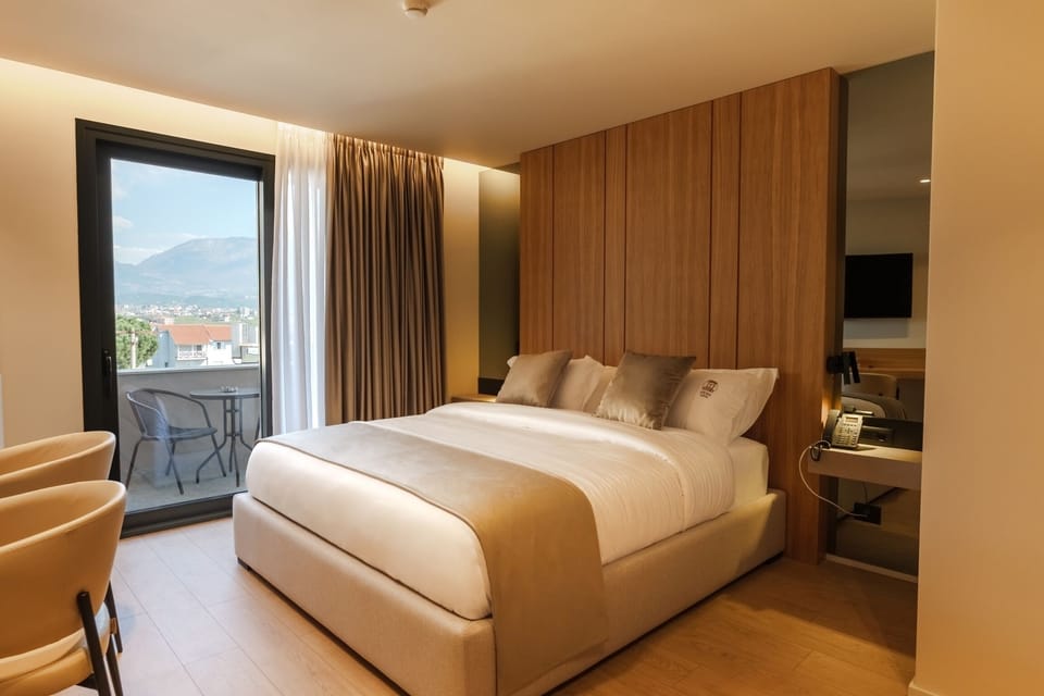 Luxury Triple Room | Desk, WiFi (free), bed sheets