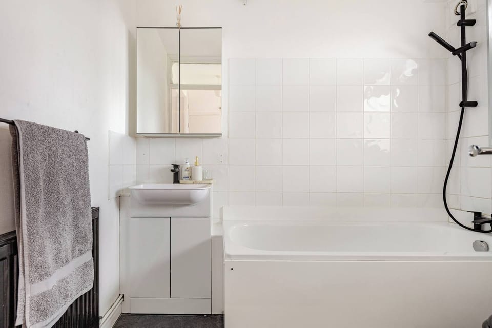 Central Wimbledon Stay! Free Parking & Fast Wifi, Long Stays Welcome! Apartment in London
