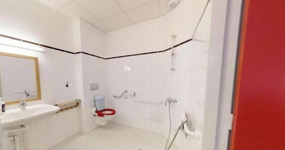 Classic Double Room, 2 Twin Beds, Mobility Accessible, Garden View | Bathroom