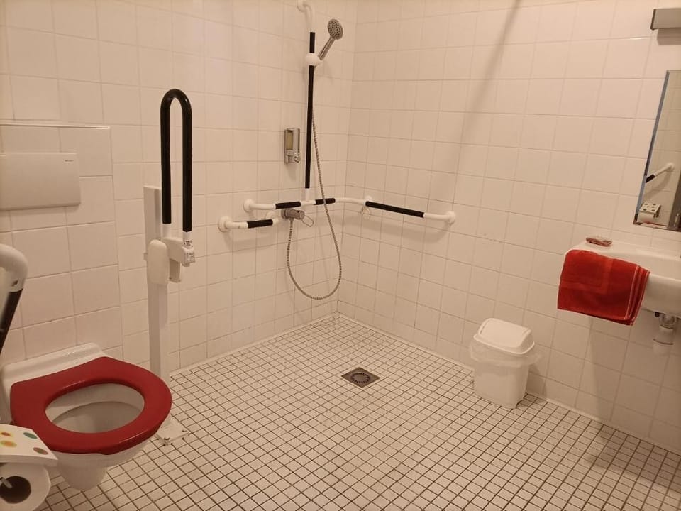 Classic Double Room, 2 Twin Beds, Mobility Accessible, Garden View | Bathroom
