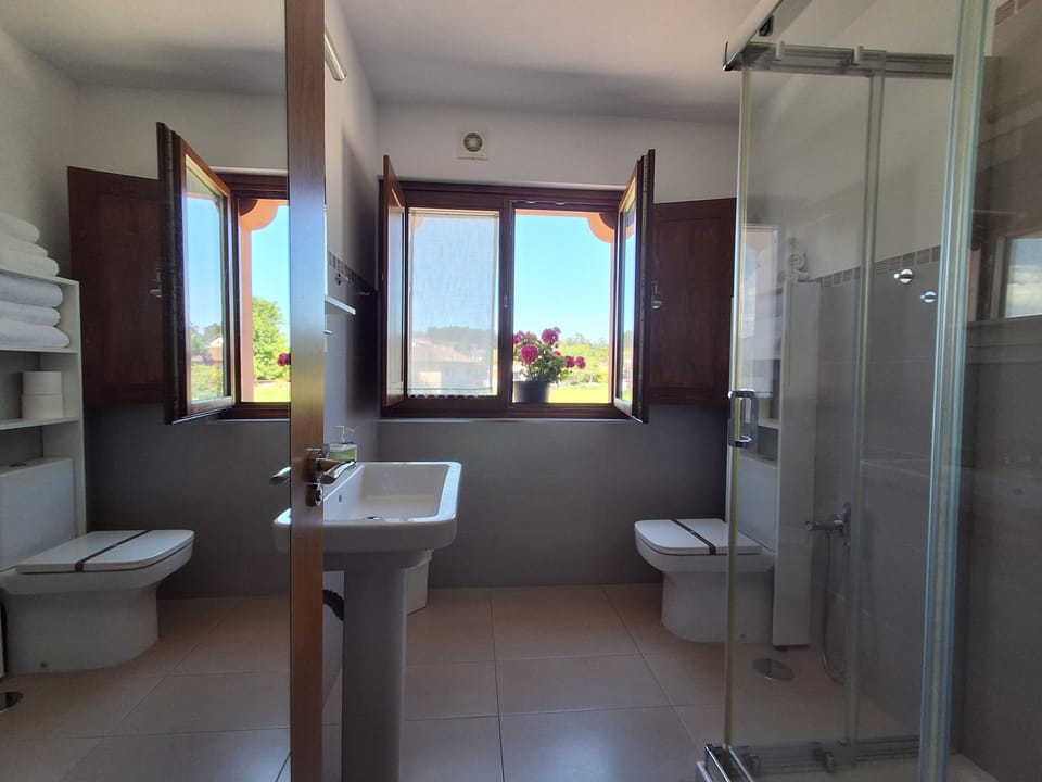Triple Room | Bathroom | Shower, hair dryer, towels, shampoo