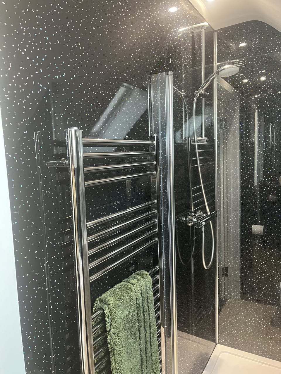 Deluxe Double Room, Ensuite | Bathroom | Shower, free toiletries, hair dryer (on request), towels