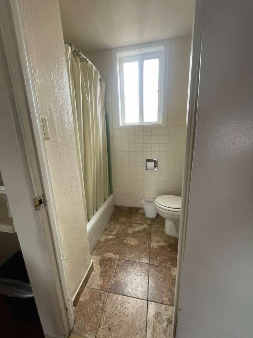 Standard Single Room, 1 King Bed | Bathroom | Free toiletries, towels, soap, shampoo