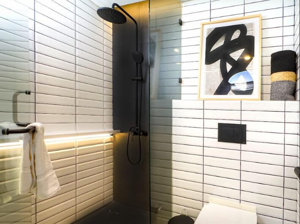 Signature Room con Balcon | Bathroom | Free toiletries, hair dryer, bathrobes, slippers