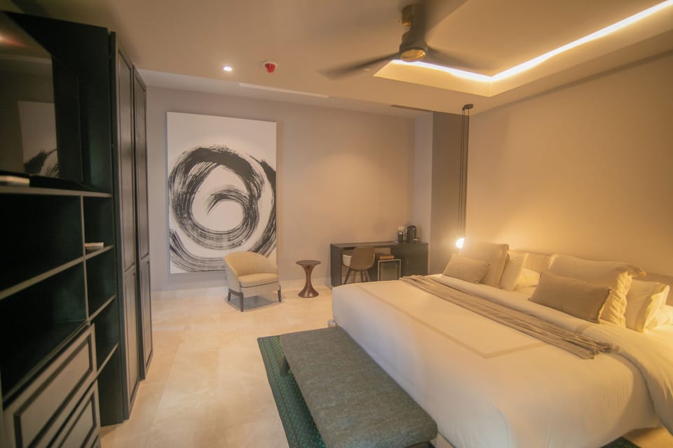 Deluxe Single Room, 1 King Bed | Desk, laptop workspace, iron/ironing board, free WiFi