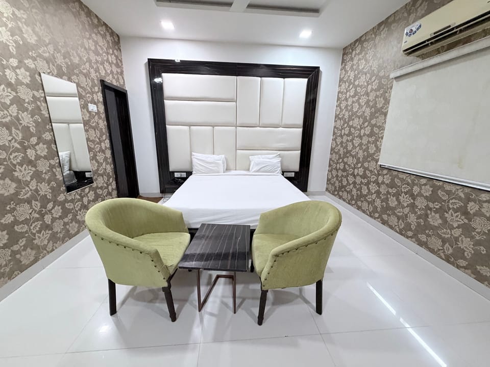 Royal Room | Desk