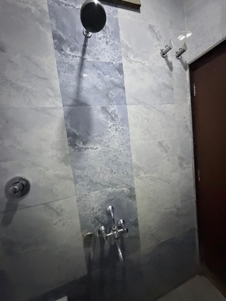 Executive Room | Bathroom | Shower, free toiletries, towels, toilet paper