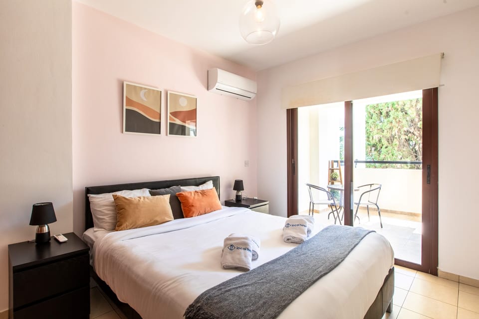 Apartment, 1 Bedroom, Kitchen, City View | Egyptian cotton sheets, premium bedding, iron/ironing board
