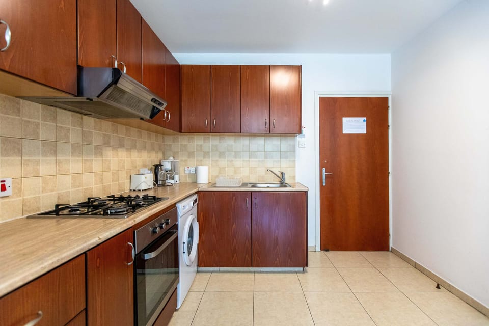 Apartment, 1 Bedroom, Kitchen, City View | Private kitchen | Coffee/tea maker, full-size fridge, microwave, oven