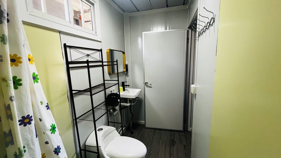 Standard Studio, 1 King Bed, Courtyard View | Bathroom