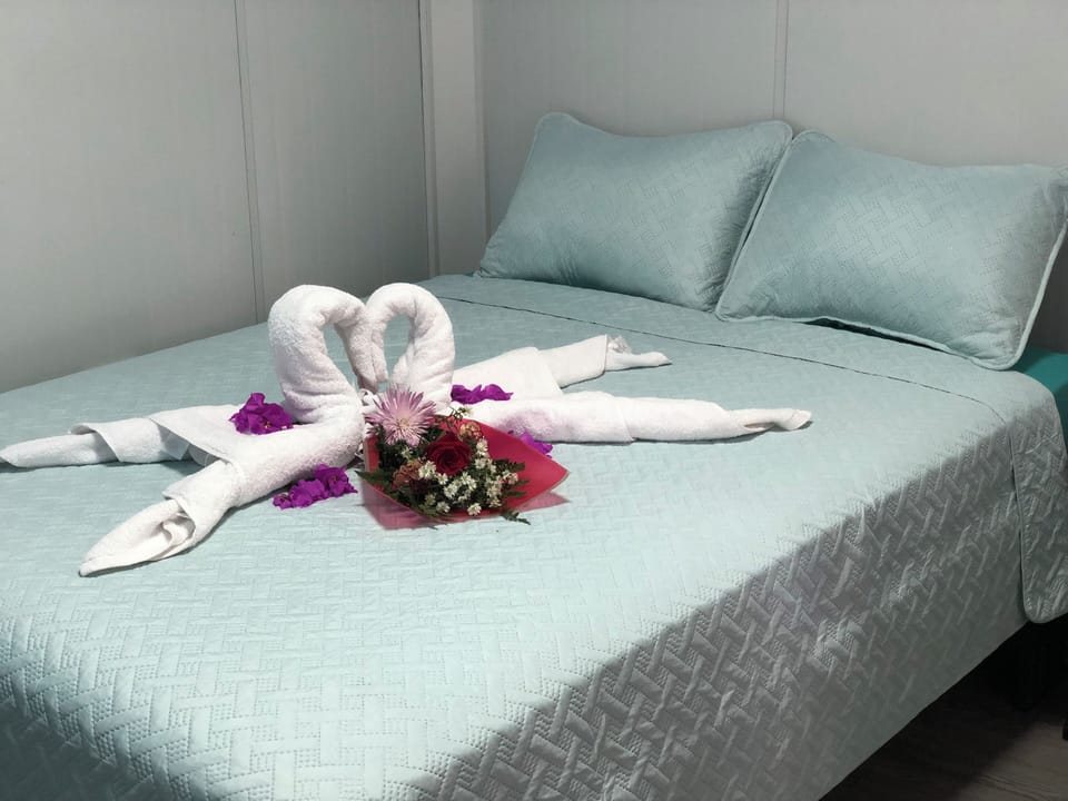 Standard Studio, 1 King Bed, Courtyard View | Free WiFi, bed sheets