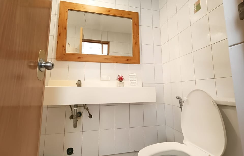 Family Suite, City View | Bathroom | Shower, towels, soap, shampoo