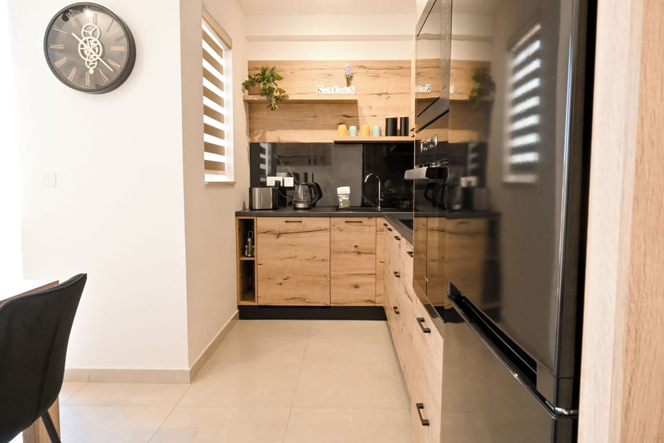 Standard Apartment, 2 Bedrooms, 2 Bathrooms (Viviani Court 2bd Modern Apt Xewkija) | Private kitchen