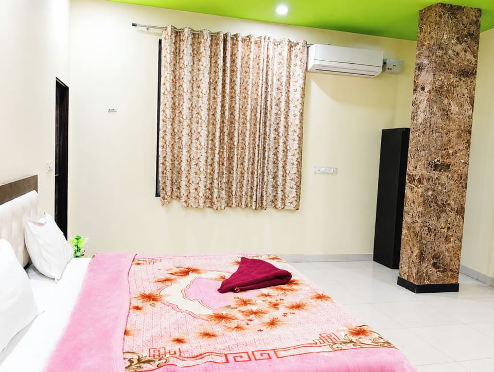 Standard Double Room, Air conditioning | Hypo-allergenic bedding, desk, soundproofing, free WiFi