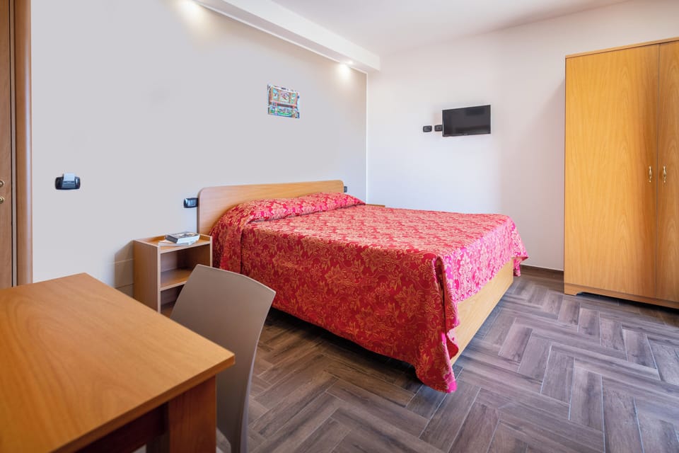 Triple Room | Desk, laptop workspace, free WiFi