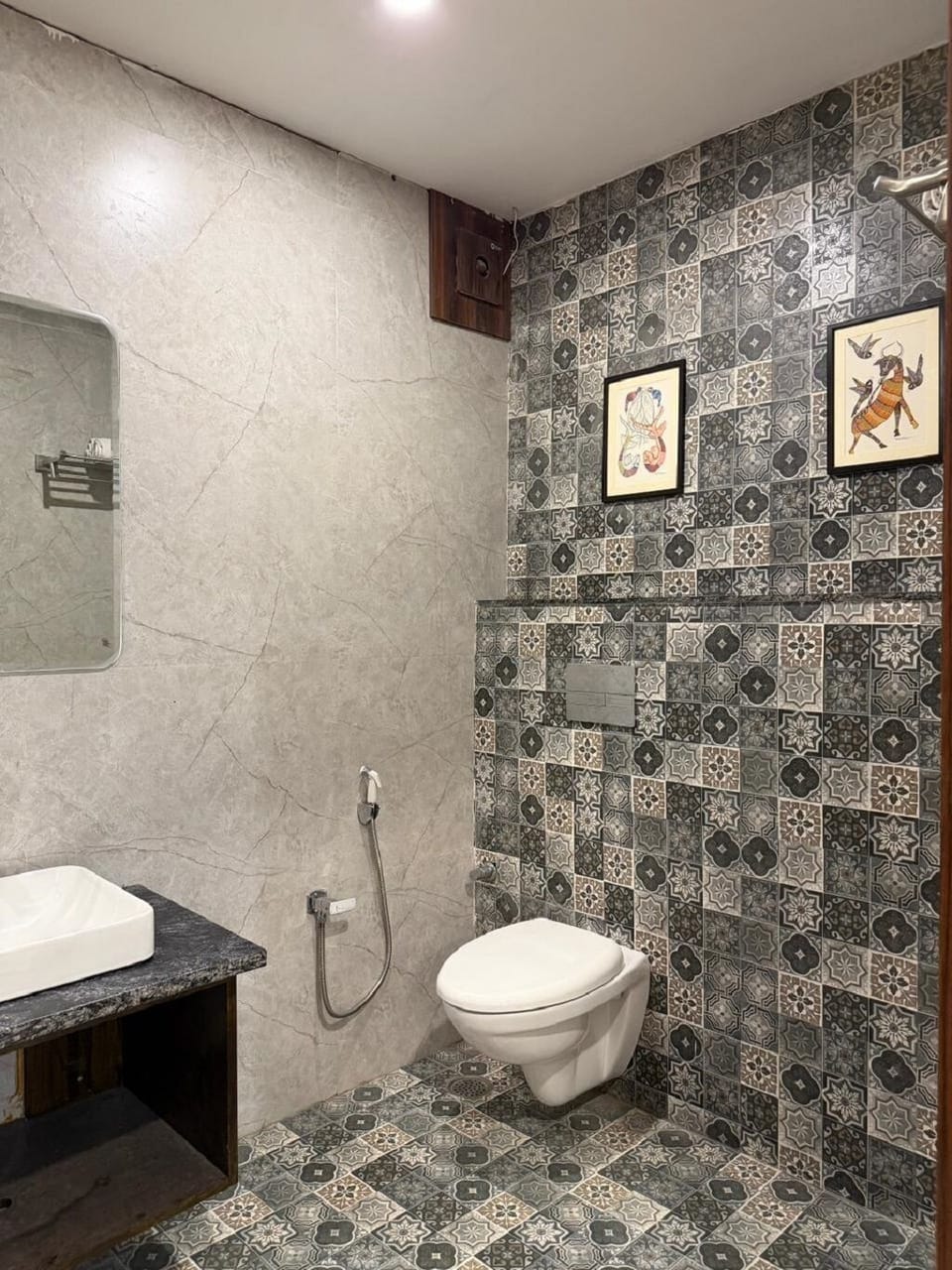 Royal Room | Bathroom | Shower, towels, soap, shampoo