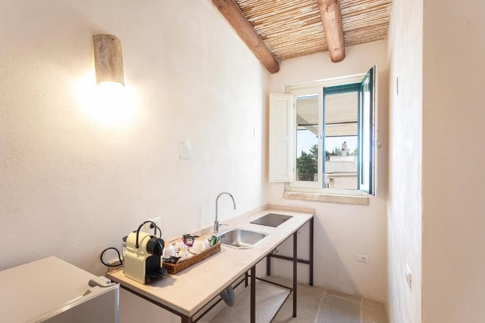 Deluxe Suite, Courtyard View | Private kitchen | Highchair