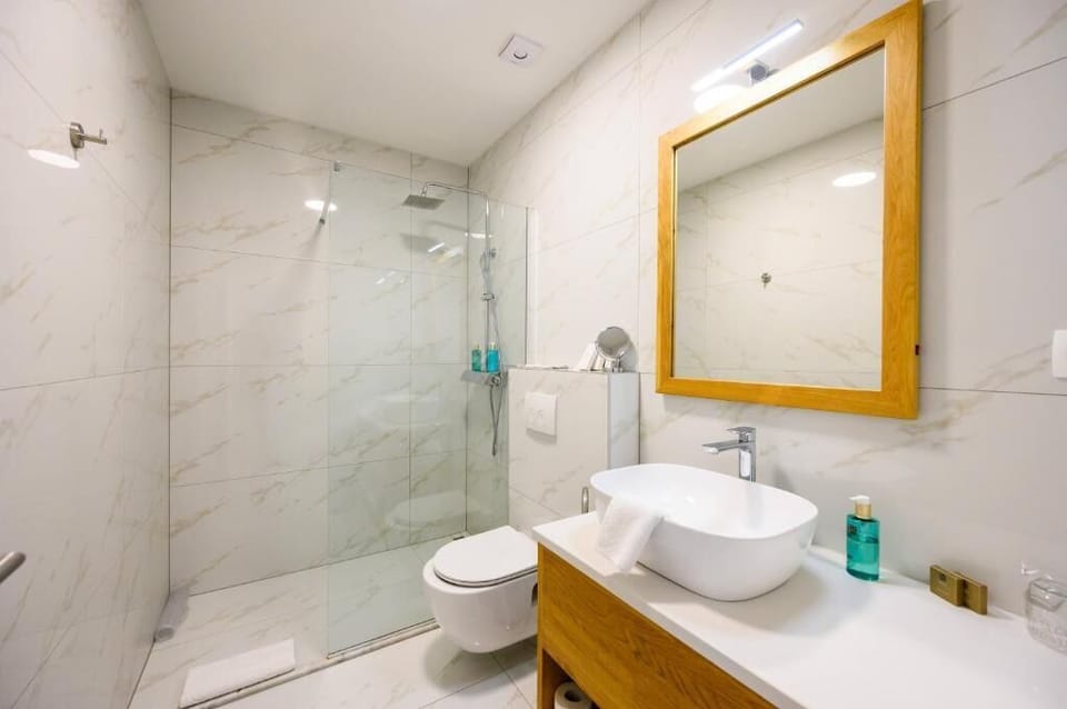 Superior Double Room | Bathroom | Shower, free toiletries, hair dryer, slippers