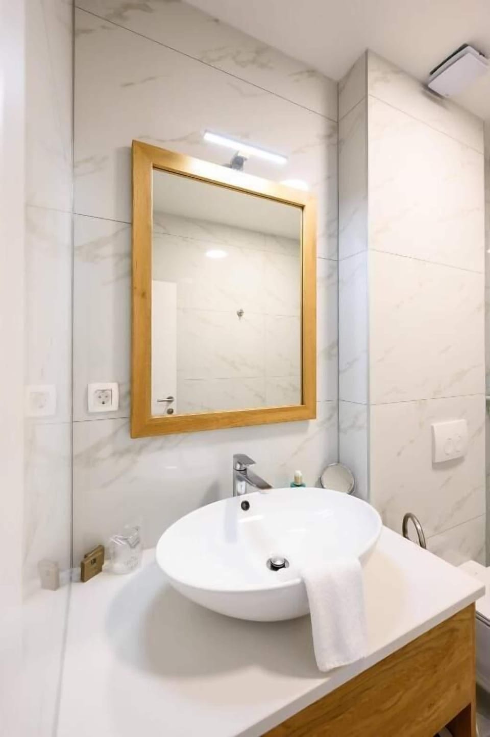 Deluxe Double Room, Balcony | Bathroom | Shower, free toiletries, hair dryer, slippers