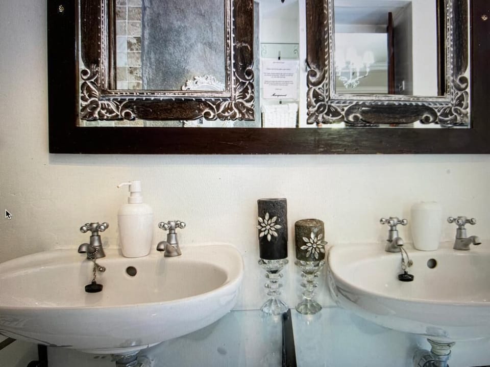 Deluxe Suite, Patio, Garden View | Bathroom | Combined shower/tub, free toiletries, hair dryer, slippers