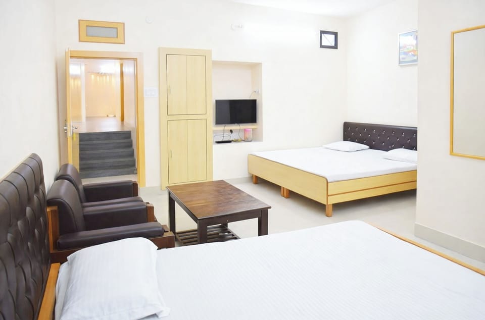 Deluxe Quadruple Room, Air conditioning | Hypo-allergenic bedding, desk, soundproofing, free WiFi