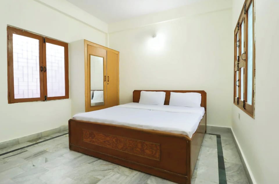 Hypo-allergenic bedding, desk, free WiFi