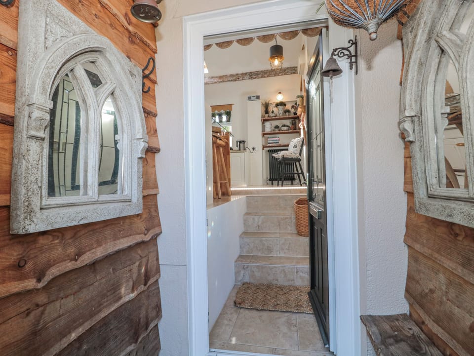 7 The Cedars Cottage in Stroud District