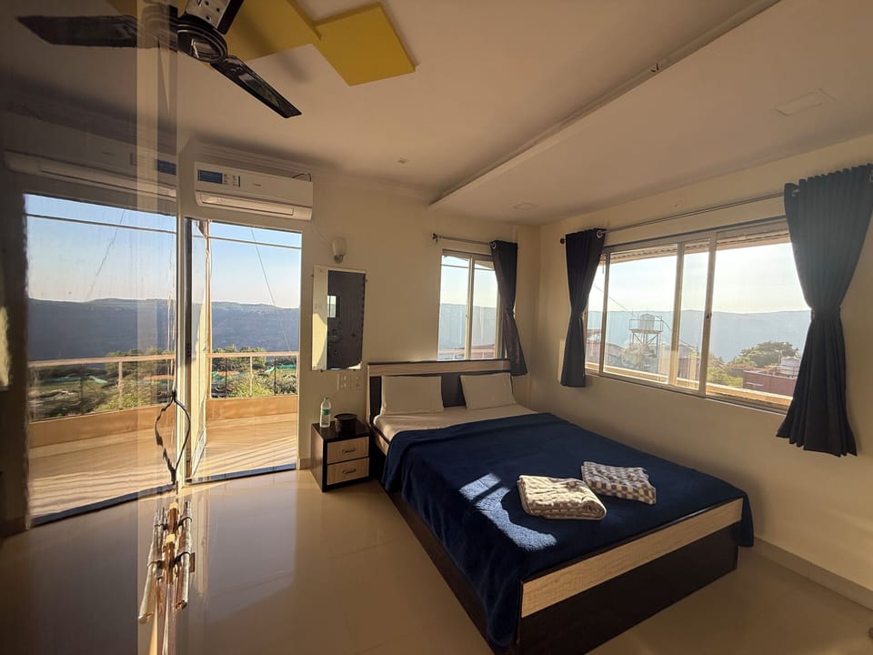 Exclusive Suite | Minibar, laptop workspace, free WiFi